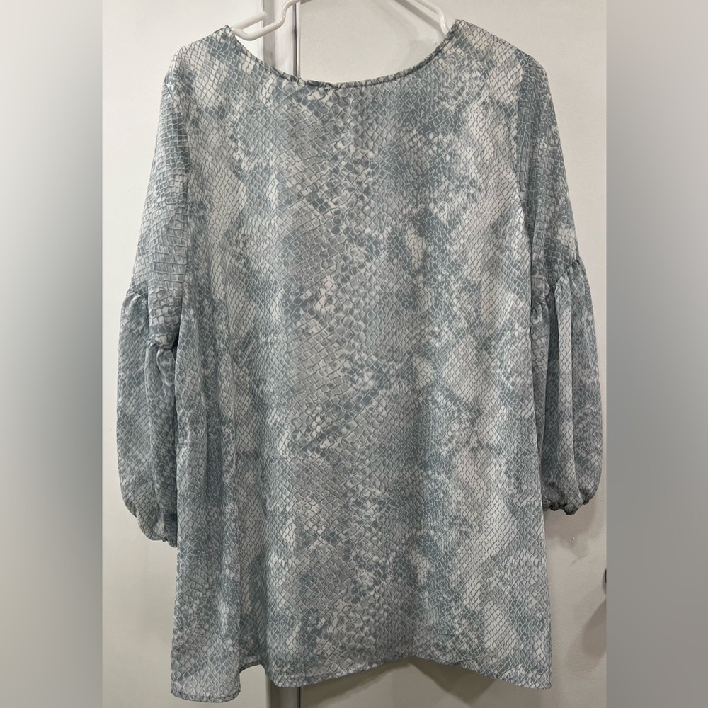 CalStyle Women’s Top Blue & White Snake Print Blouse Size Large NWOT - Picture 4 of 5